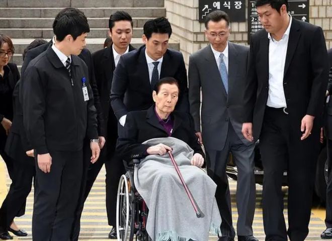 子“共享”同一女星亲兄弟为财权内斗互撕尊龙凯时新版APP韩国财阀家族丑闻：父(图3)