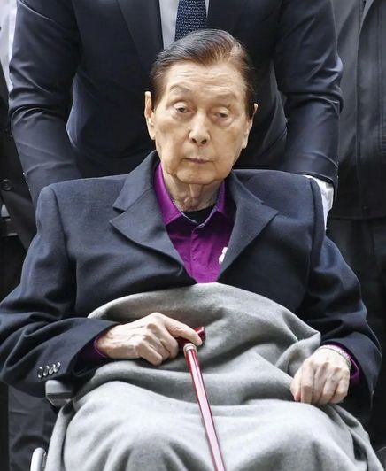 子“共享”同一女星亲兄弟为财权内斗互撕尊
