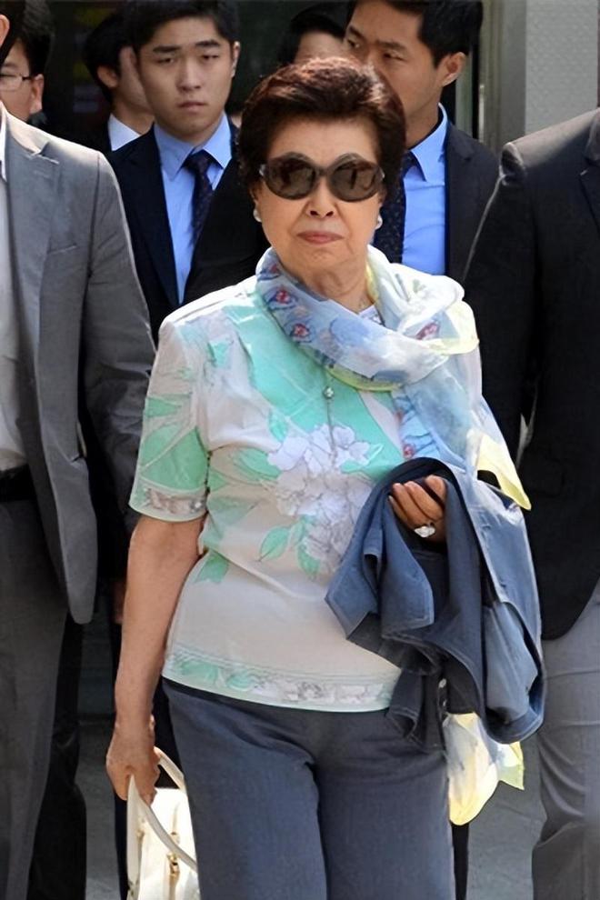 子“共享”同一女星亲兄弟为财权内斗互撕尊龙凯时新版APP韩国财阀家族丑闻：父(图4)