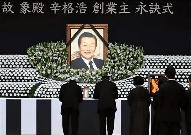 子“共享”同一女星亲兄弟为财权内斗互撕尊龙凯时新版APP韩国财阀家族丑闻：父(图6)